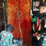 Pos Balingga Satgas Yonif Mekanis 203/AK Berikan Lampu Gratis Untuk Masyarakat Desa Balingga