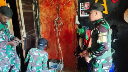 Pos Balingga Satgas Yonif Mekanis 203/AK Berikan Lampu Gratis Untuk Masyarakat Desa Balingga