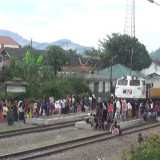 Cara Warga Ngabuburit Ekstrem di Jalan Rel Kereta Api Stasiun Plered, Ada KA Melintas dengan Kecepatan Tinggi