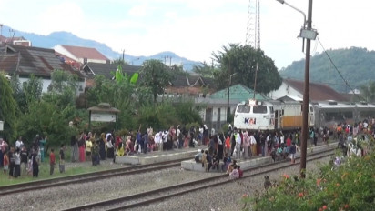 Cara Warga Ngabuburit Ekstrem di Jalan Rel Kereta Api Stasiun Plered, Ada KA Melintas dengan Kecepatan Tinggi
