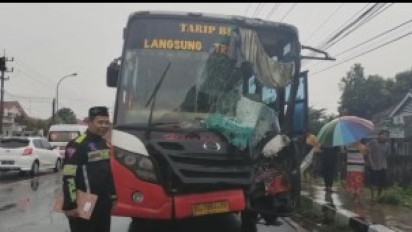 Putar Arah Tak Nyalakan Lampu Sein, Kecelakaan Beruntun Libatkan Dua Bus, Truk dan L300 Terjadi di Jombang
