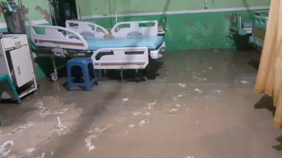 Hujan Deras, Puskesmas Pragaan Sumenep Terendam Banjir, Perawat Berhamburan Ungsikan Para Pasien