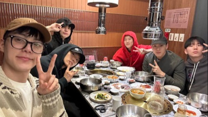 MONSTA X Kumpul Sambil Makan-Makan Besar Jelang Wajib Militer Minhyuk