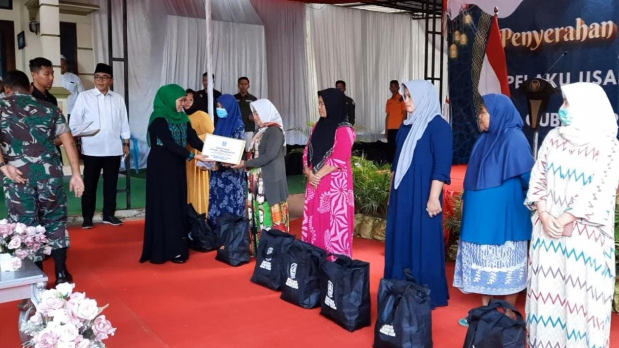 Safari Ramadhan di Madura, Gubernur Khofifah : Selamatkan Pelaku Usaha Ultra Mikro di Pamekasan dari Rentenir
            - galeri foto