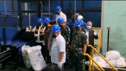 Bea Cukai RI Musnahkan 5.853  Bal Pakain Bekas Senilai Rp17 Miliar