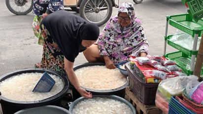Mendekati Pertengahan Ramadhan, Warga Medan Berburu Kolang Kaling untuk Sajian Lebaran