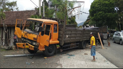 Truk Muatan Besi Tabrak PJU di Kota Batu, Ini Penyebabnya
