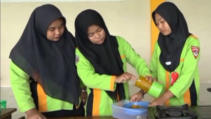 Siswi SMK di Muba Olah Kelapa Sawit Jadi Selai dan Dodol