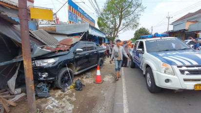 Mobil Dinas Bupati Kuningan Tabrak Bengkel, 3 Orang Tewas