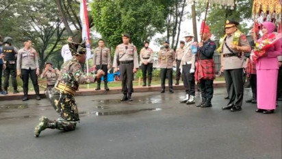 Kapolda Sulsel yang Baru, Irjen Pol Setyo Boedi Moempoeni Disambut Sumpah Adat 'Angngaru' di Markas Polda Sulsel