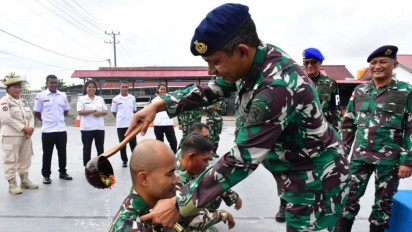 Danlanal Timika Pimpin Upacara Kenaikan Pangkat Tiga Prajurit TNI AL 