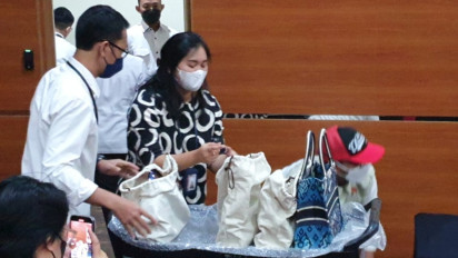 Hasil Geledah Tempat Rafael Alun, KPK Pamerkan 30 Tas Mewah dan Duit