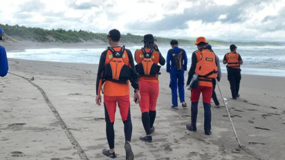 Awak Kapal Ikan Cahaya Abadi Diduga Terjatuh Di Laut Garut, Basarnas Lakukan Pencarian