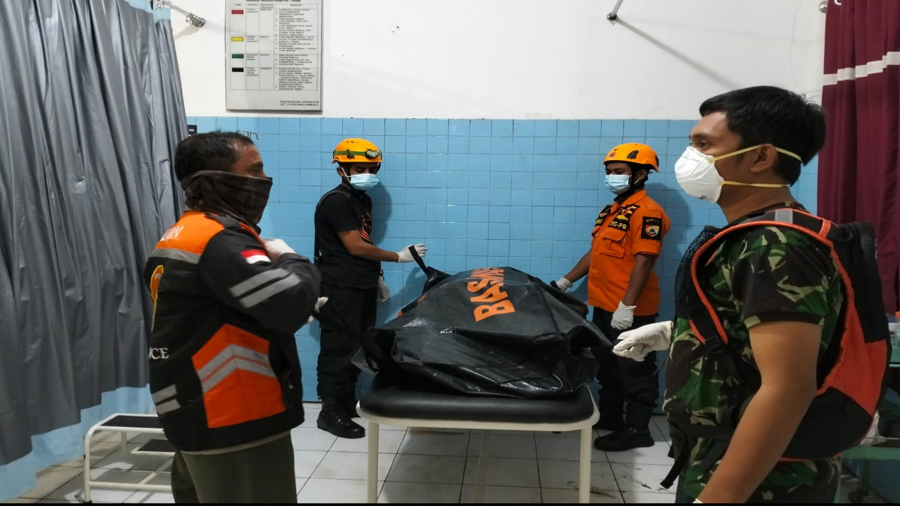 Usai Tiga Hari Hilang Akibat Terseret Ombak, Seorang Pemancing di Jember Ditemukan Tewas
            - galeri foto