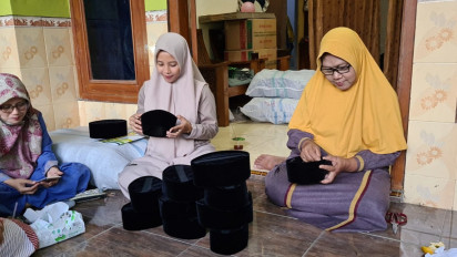 Omzet Penjualan Peci Naik 2 Kali Lipat, Produsen Tambah Jumlah Pekerja