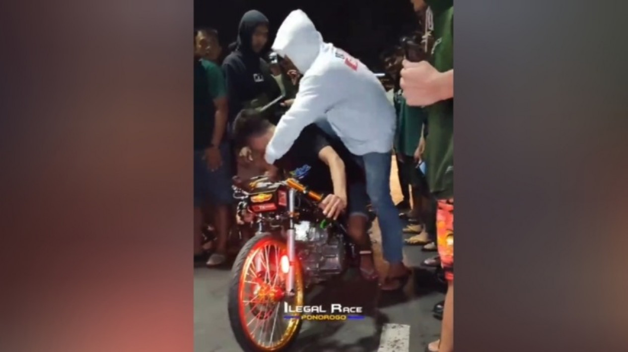 Pria Tak Dikenal Todongkan Pistol, Bubarkan Aksi Balap Motor Liar di Madiun
            - galeri foto