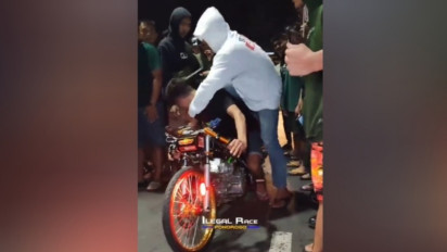 Pria Tak Dikenal Todongkan Pistol, Bubarkan Aksi Balap Motor Liar di Madiun