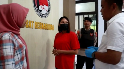 Wanita Cantik Pengedar Sabu Digerebek Polisi Kendari, Sejumlah Barang Bukti Berhasil Disita