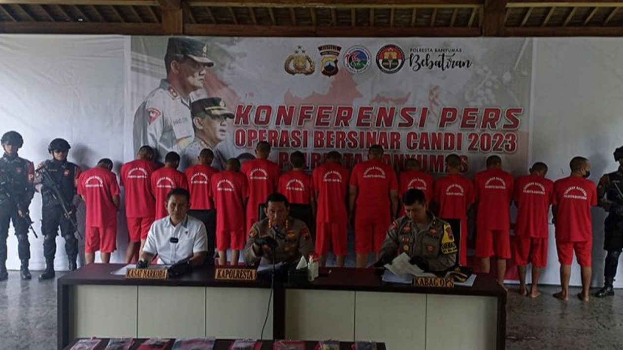 Polresta Banyumas Ungkap 12 Kasus Narkoba, Pelaku Ditangkap di Lokasi Berbeda
            - galeri foto