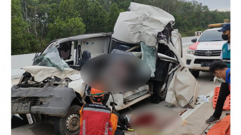 Lencana Polri dalam Mobil