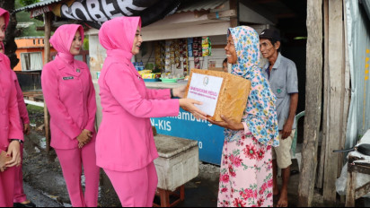 Berbagi di Bulan Suci, Ketua Bhayangkari Cabang Bima Bagikan Sembako bagi Lansia dan Warga Kurang Mampu