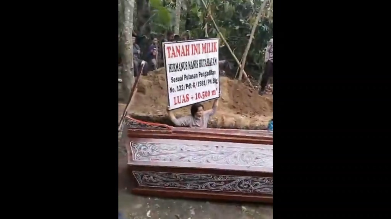 Aksi Protes Pemakaman Dua Emak Emak Masuk Liang Lahat Bawa Spanduk, Viral di Media Sosial
            - galeri foto