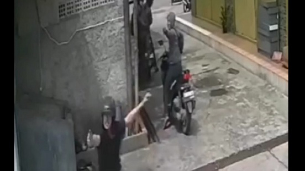 Gagal Beraksi, Komplotan Curanmor di Bekasi Todong Senpi ke Warga 
            - galeri foto