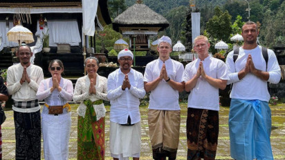 Bule Rusia Jalani Upacara Guru Piduka di Pura Besakih, Buntut Aksi Bugil di Gunung Agung