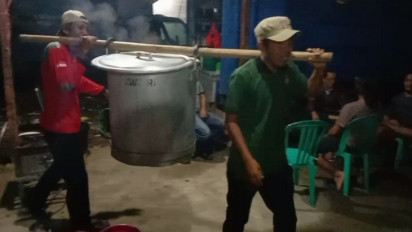 Tagana Siapkan 1000 Bungkus Nasi untuk Makan Sahur Korban Banjir Bandang Sumbawa