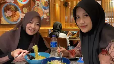 Foto Lutfiana Ulfa bersama istri pertama Syekh Puji