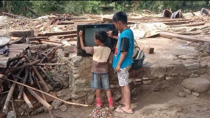 Pasca Banjir Bandang di Sumbawa, Warga Mulai Bersihkan Rumah