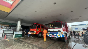 Sebanyak 15 Mobil Pemadam Kebakaran Dikerahkan Padamkan Kebakaran Plaza Botania 1 Batam