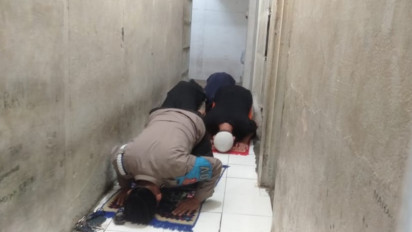 Di Balik Jeruji, Polisi Ajak Tahanan Polsek Pagaralam Utara Ibadah Tarawih