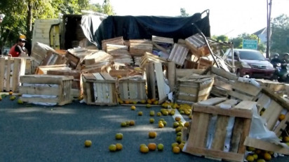 Hindari Motor Putar Arah, Truk Pengangkut Jeruk Terguling di Sleman Jalur Cepat Sempat Lumpuh Total