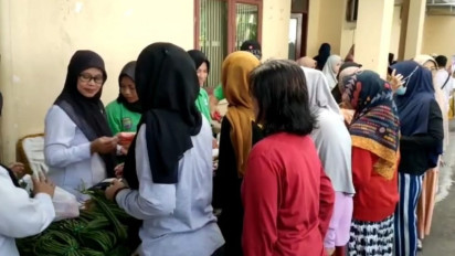 Jelang Lebaran, Warga Ciamis Serbu Bazar sembako Ramadhan