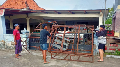 Tolak Tambak Garam, Warga Kompak Segel Balai Desa Gresik Putih Sumenep