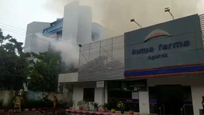 Apotek Kimia Farma di Jalan Diponegoro Surabaya Terbakar, 18 Mobil Pemadam Diterjunkan