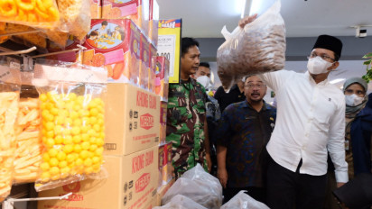 Jelang Lebaran 2023, Bupati Sidoarjo Sidak Makanan Minuman di Sejumlah Swalayan