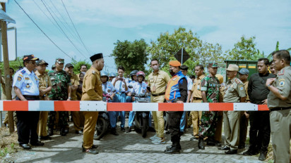 Demi Keselamatan, Pemkab Gresik Pasang Palang Pintu Perlintasan Kereta Api di Desa Sumari