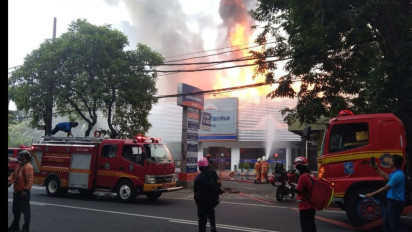 Kebakaran Apotek di Surabaya saat Aktifitas Peracikan Obat, Diduga Konsleting Listrik