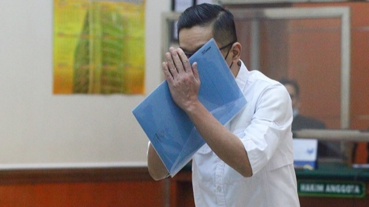 Tak Niat Ambil Keuntungan Jual Narkoba, Dody Prawiranegara Tahu Perintah Teddy Minahasa Salah
            - galeri foto