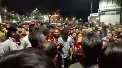 Tuntut 5 Rekannya Dibebaskan, Ribuan Buruh Luruk Polrestabes Surabaya