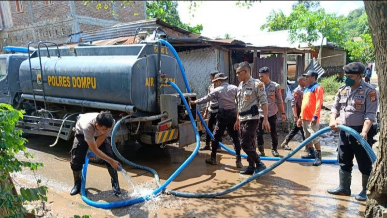 Polisi Kerahkan Mobil Tangki Bersihkan Lumpur Sisa Banjir di Dompu
            - galeri foto
