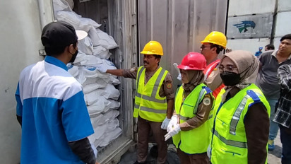 Badan Karantina Pertanian Inspeksi Kontainer Berisi Bahan Pangan di Pelabuhan Tanjung Perak Surabaya