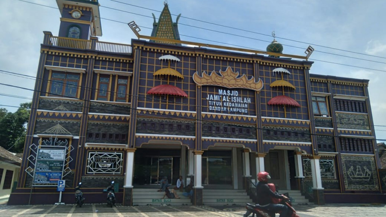 Masjid Jami Al-Ishlah Kental dengan Sentuhan Budaya Lampung
            - galeri foto