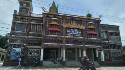 Masjid Jami Al-Ishlah Kental dengan Sentuhan Budaya Lampung