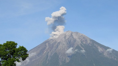 Gunung Semeru Keluarkan 16 Kali Letusan Setinggi 700 Meter, Status Masih Siaga