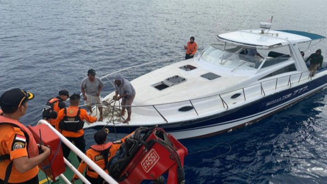 Tim Sar Kendari Evakuasi 11 Penumpang Kapal Mati Mesin
            - galeri foto