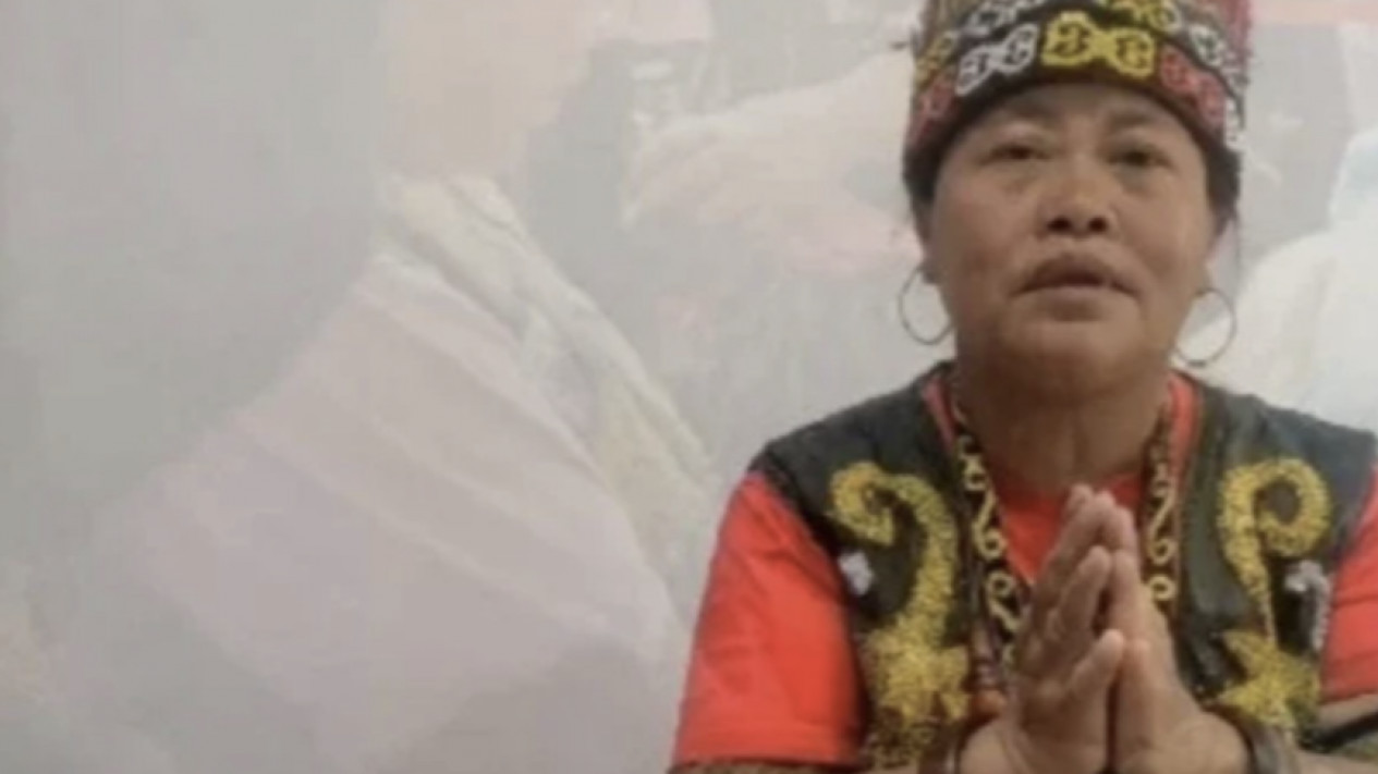 Bertahun-tahun Lumpuh, Pria Paruh Baya ini Mendadak Bisa Berjalan Setelah Diobati Ida Dayak
            - galeri foto