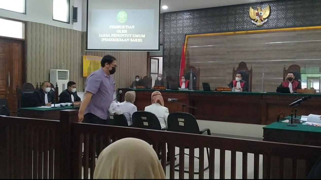 Sidang Lanjutan dengan Terdakwa Ferry Irawan, JPU Hadirkan Saksi dari RS Bhayangkara Kediri
            - galeri foto